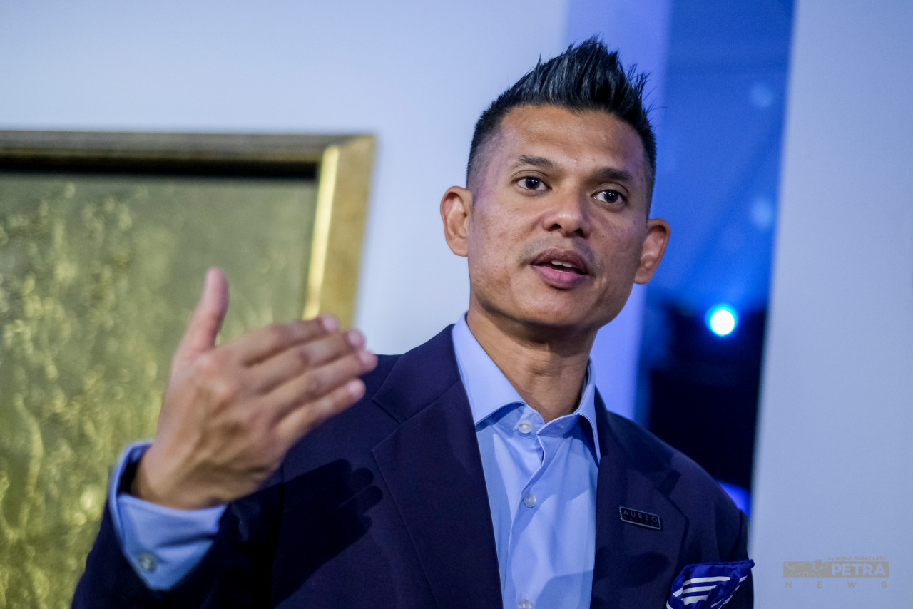 Aureo Gallery chief finance officer Azmil Saleh explains the art space's reasoning for displaying these golden creations. – The Vibes pic/Abdul Razak Latif