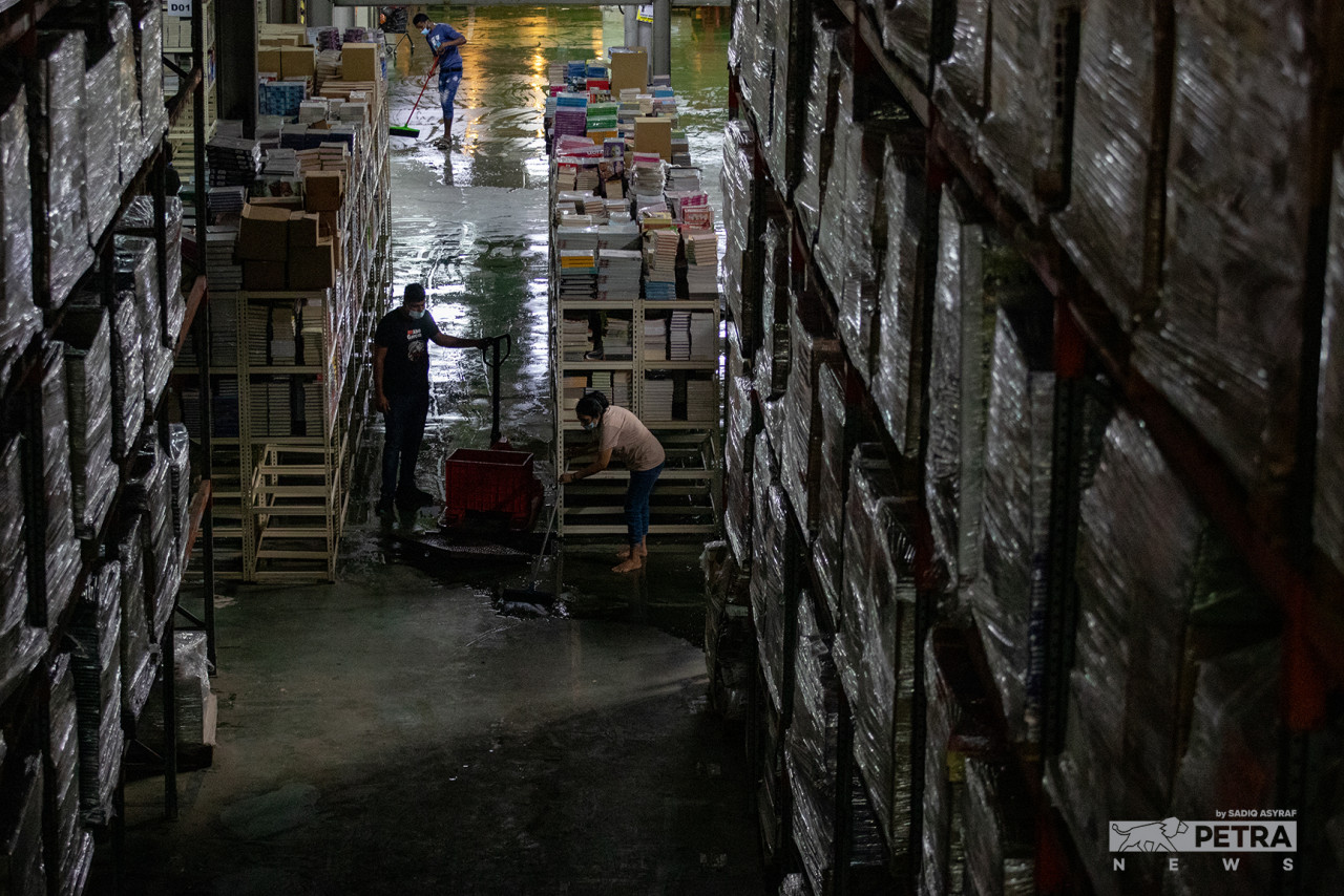 Even after more than a week since the flood hit, the warehouse still has no running electricity and is fully dependant on generators. — Sadiq Asyraf/The Vibes pic