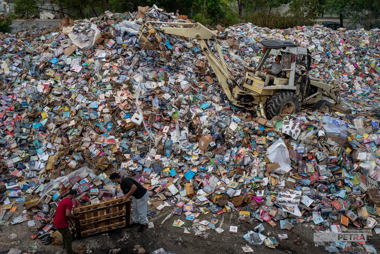 An estimated 3 million literary and non-literary books and materials were damaged by the floods. — Sadiq Asyraf/The Vibes pic