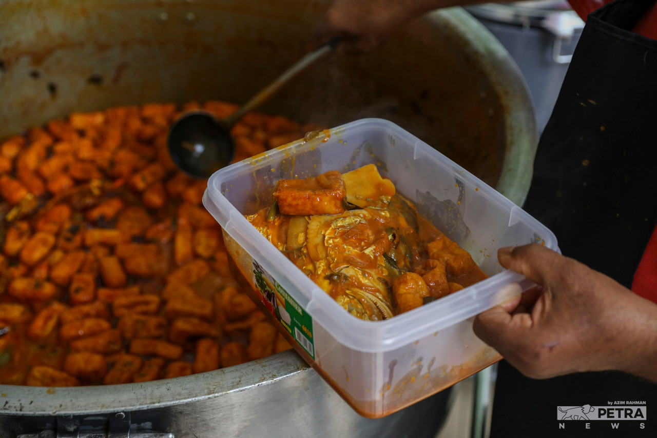 Sturdy plastic takeaway containers provided to customers at Restoran ZK to pack their selected size of fish head curry to bring back home. — The Vibes/Azim Rahman pic