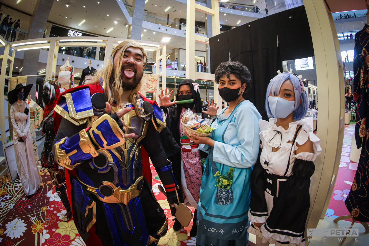 Hundreds of cosplay enthusiasts gathered to watch, dress-up and take pictures with their favourite characters at Pavilion KL. – The Vibes/Syeda Imran pic
