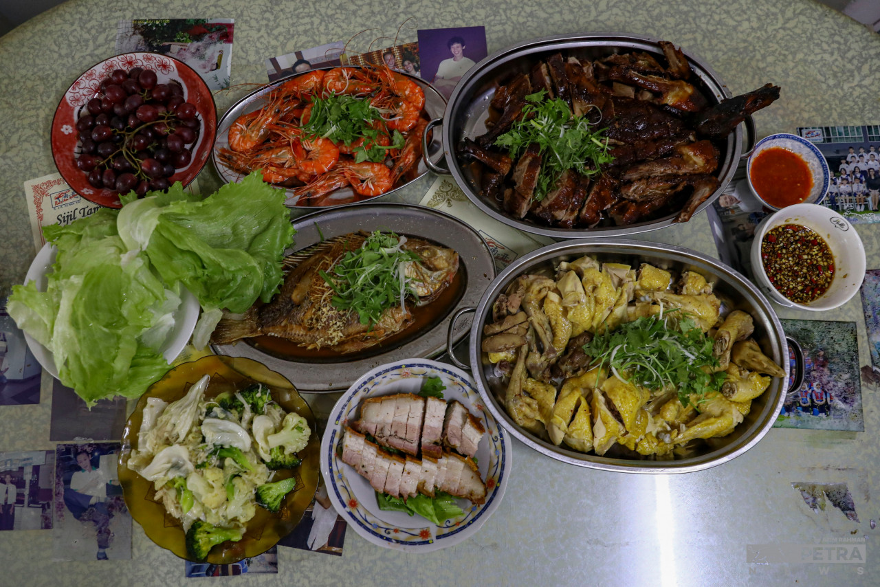 Depending on their ethnic dialect, the Chinese community has different types of dishes served for the reunion dinner. The common main dishes eaten during Chinese New Year include fish (abundance) and a whole chicken (rebirth and reconnection) among others. For this meal, the best foods and ‘dishes with a meaning’ are served in abundance too as it is believed to bring the family great material wealth in the new year. — The Vibes/Azim Rahman pic