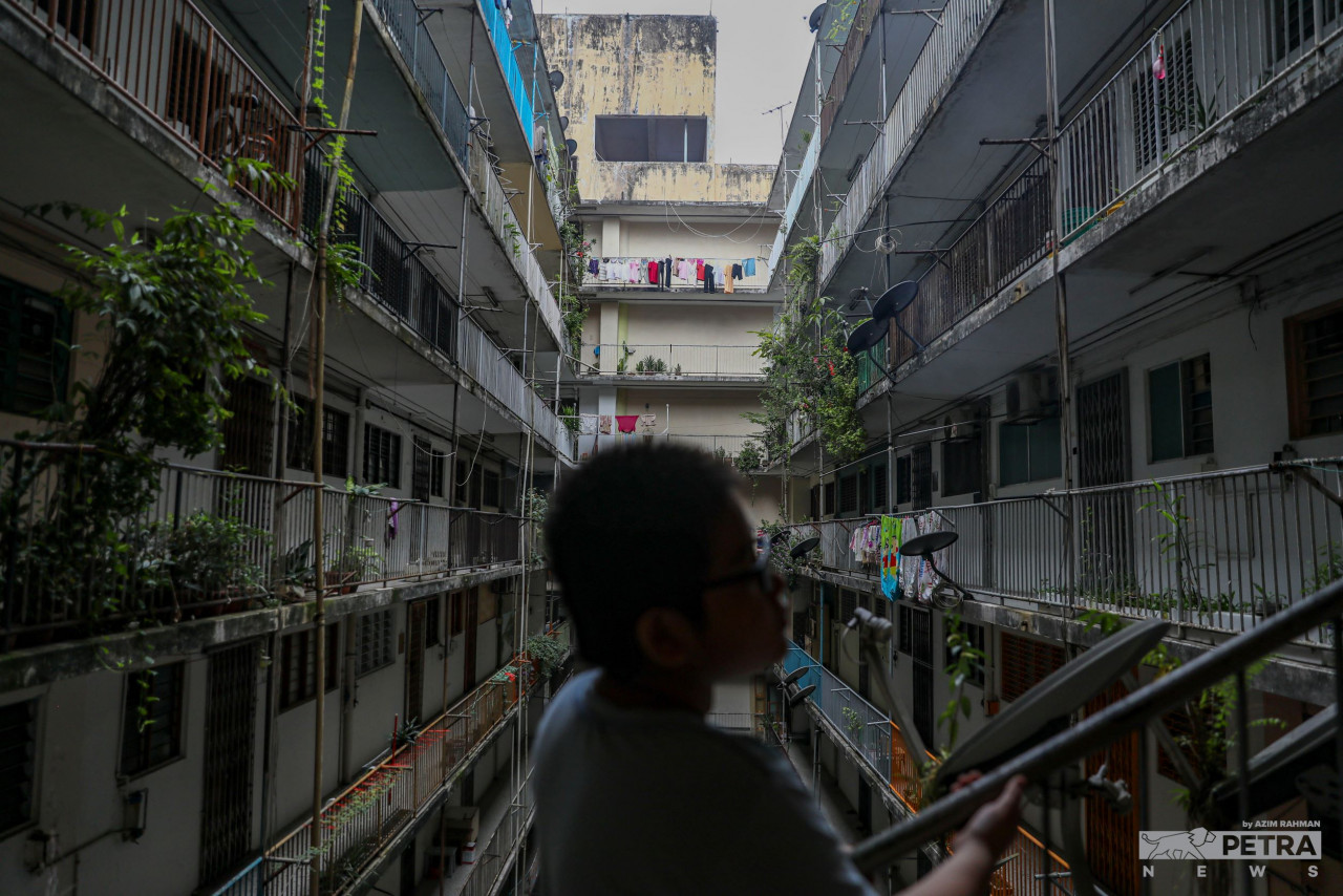 The Vibes Culture & Lifestyle team discover some lessons during the eve of CNY 2022 by following the activities of two working-class families that commonly frequent the trade area of Jalan Alor, beginning with the Soh family at their home in the nostalgic Blue Boy Mansion. — The Vibes/Azim Rahman pic