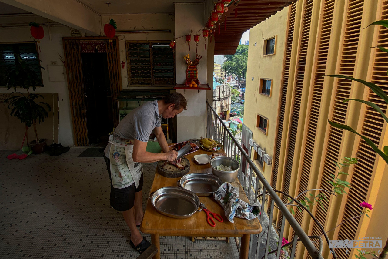 Swee Huat is seen preparing the dishes for his family’s reunion luncheon. — The Vibes/Azim Rahman pic