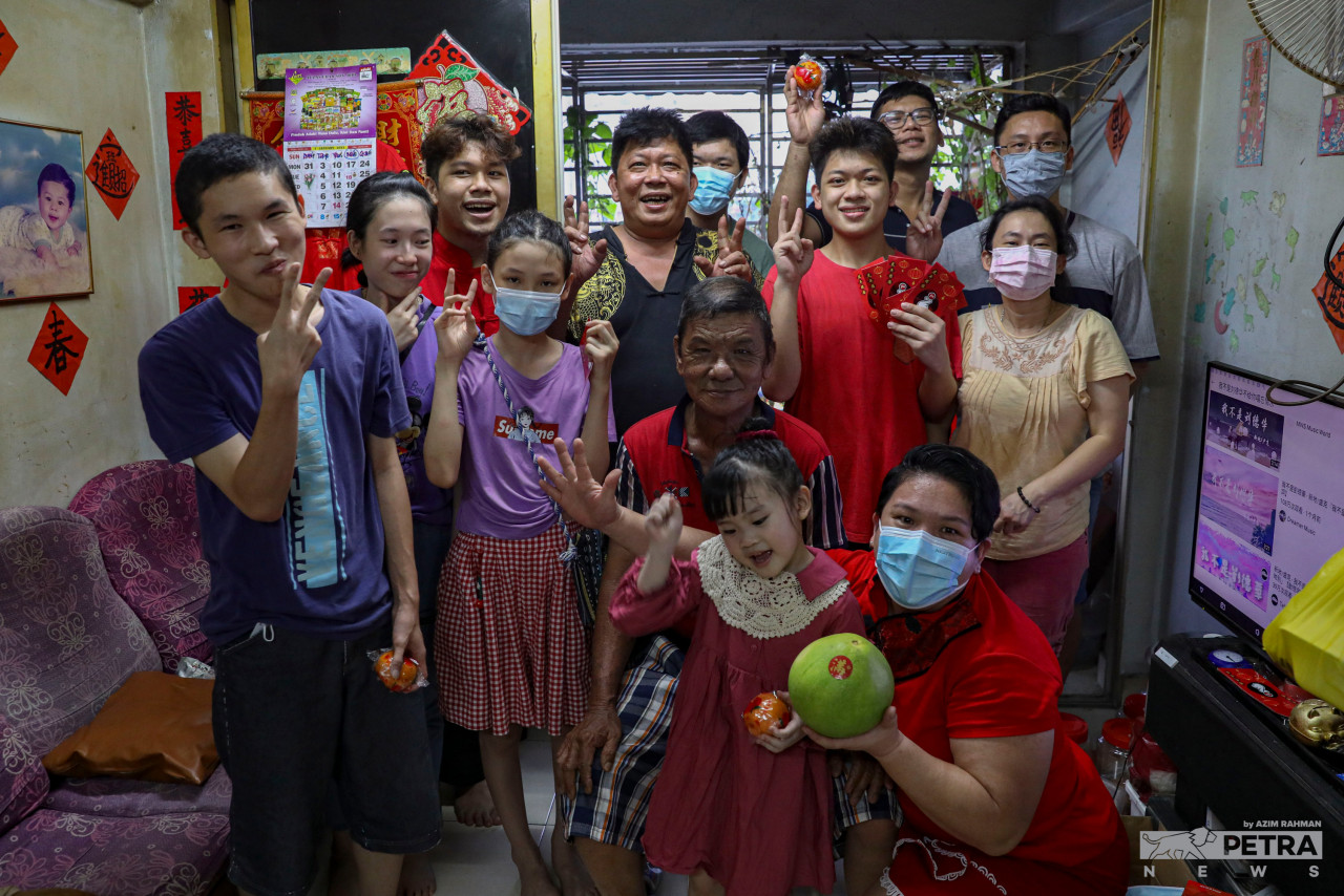 The Yong family pictured together during their reunion dinner with close family and friends. — The Vibes/Azim Rahman pic
