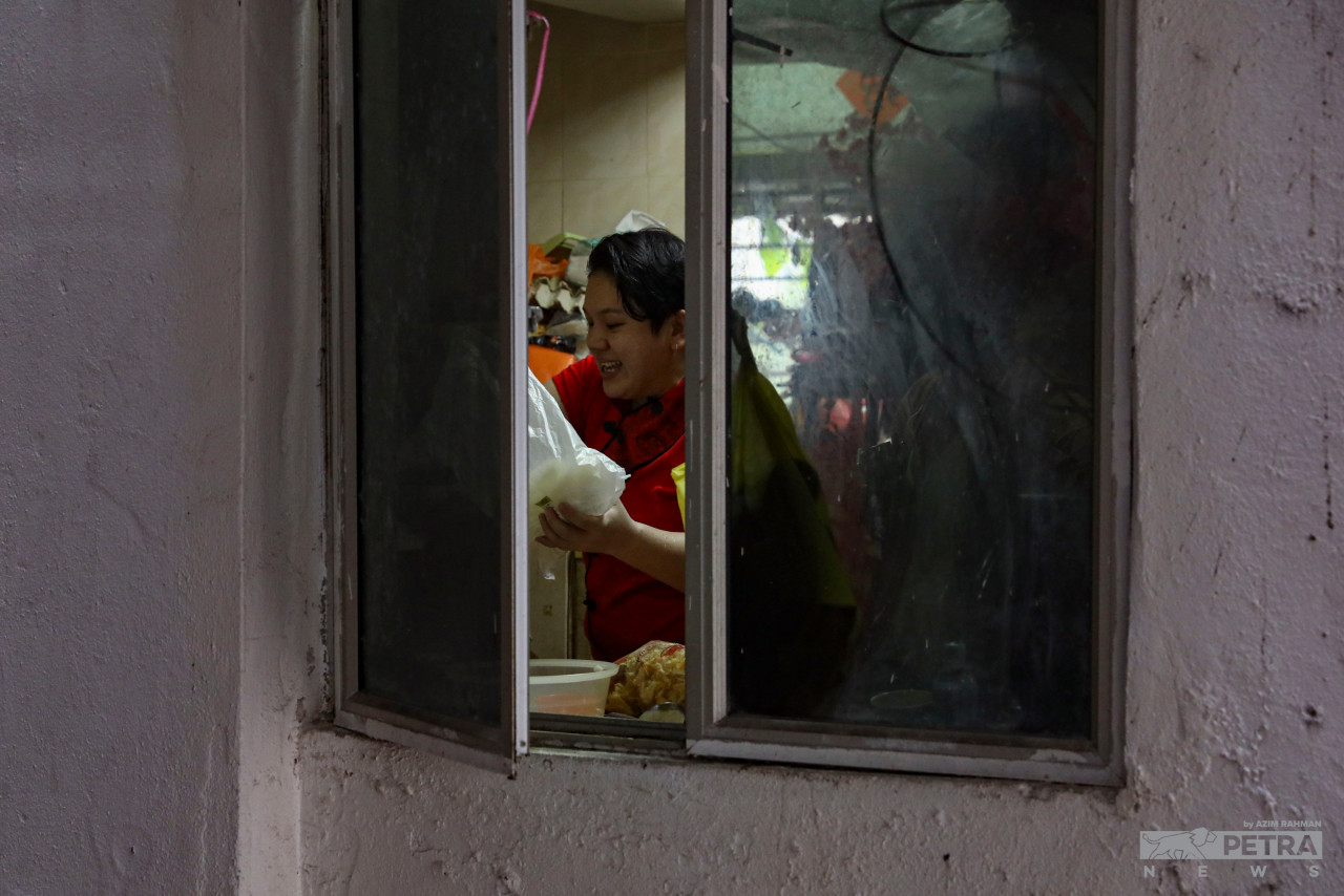 Lai Yin can be seen cooking in the kitchen. The entire Yong clan decided to take a long 11-day holiday away from their seafood restaurant business back at Jalan Alor. They begin their CNY festivities by hosting a reunion gathering, sharing meals with friends and family. — The Vibes/Azim Rahman pic