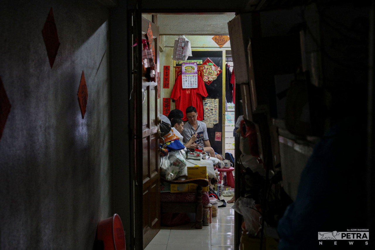 Relatives were seen relaxing at the Yong family home during the eve of CNY celebrations. — The Vibes/Azim Rahman pic