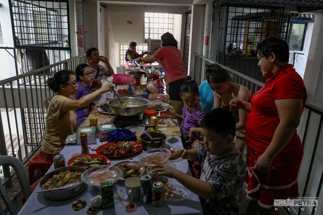 The reunion dinner over at the Yong family can feed the entire floor of their flat, with the buffet prepared as the dining experience is set outside the corridor of their home, so that relatives and neighbours are able to enjoy the feast together more comfortably. — The Vibes/Azim Rahman pic