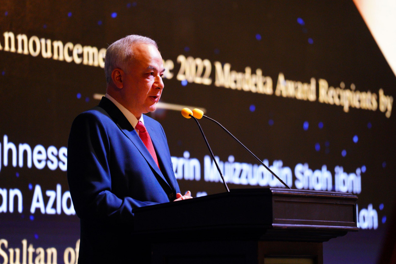 Perak ruler Sultan Nazrin Muizzuddin Shah, who is also Royal Patron and Chairman of the Merdeka Award Trust gives his remarks during the ceremony.