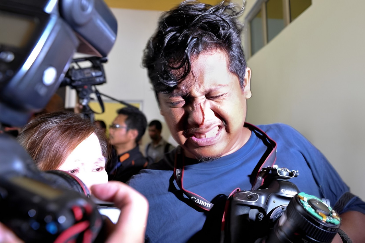 NST photographer, Aizuddin Saad was hit and his camera equipment was damaged while covering the funeral assignment for the victims of the MH17 incident in 2014. – Bernama pic/The Vibes, August 19, 2022
