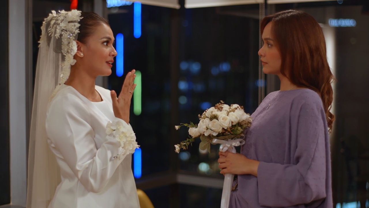 Athira (Ezzaty Abdullah) shows off her wedding ring to Deanna. – Pic courtesy of Viu