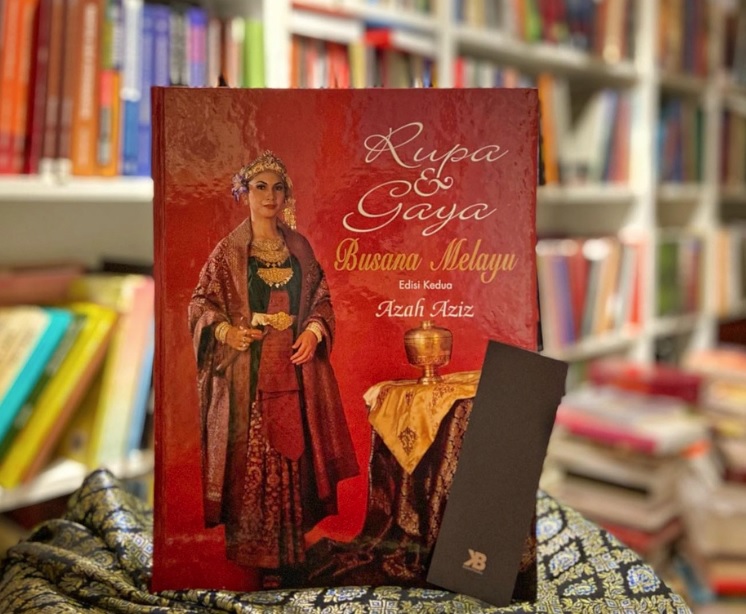 Azah’s book on classical Malay clothing, Rupa and Gaya Busana Melayu, will live on as her daughter plans on releasing an English translation later this year. – Shopee screengrab