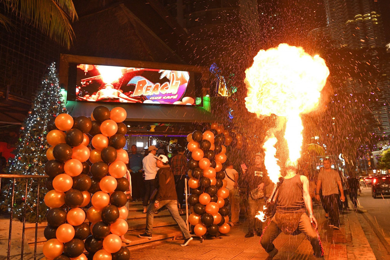 Spitting hot fire... that's one way to get attention. – Twitter pic