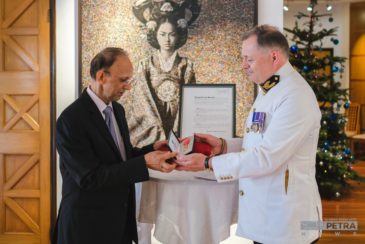 British High Commisioner to Malaysia Charles Hay confers the award to Dr Joshi. – The Vibes pic/Abdul Razak Latif