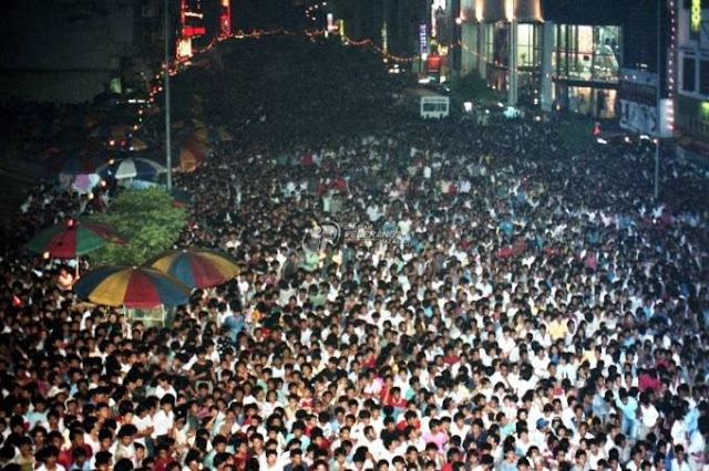 It is reported that the 1986 Chow Kit Road concert performed by Sudirman garnered around 100,000 adoring fans. — sudirman-arshad.blogspot.com pic