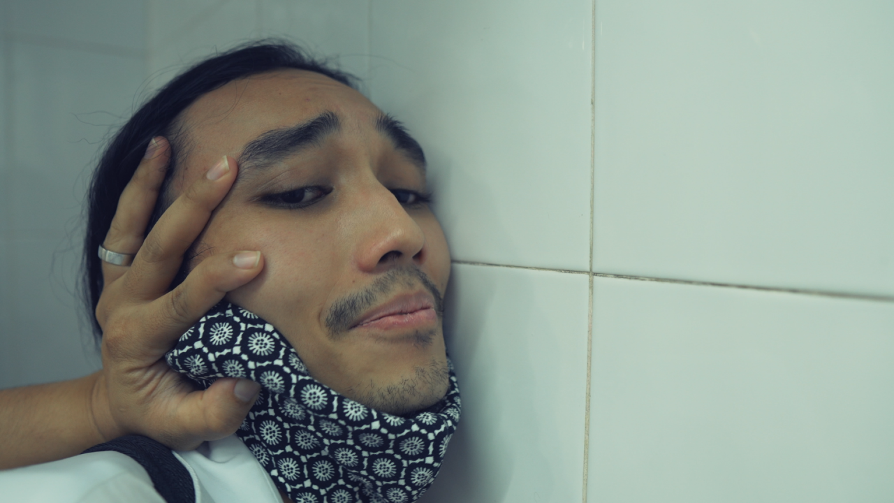 Lead character Hazim is played by twenty-four-year-old actor, Syazani Zikry. He made his first appearance as an actor and represented the state of Johor for a musical theatre production ‘Money Money Money.’ His first feature film role was in Feisk Productions’ ‘BILIK TEPI’ in 2018. — Pic courtesy of Feisk Productions
