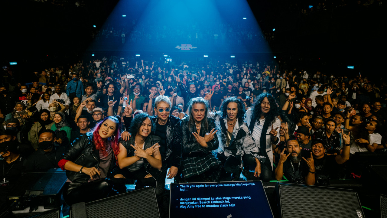 Search and Genervie and Arthur Kam pose, with their fans in the background, at the end of the first night's show. – Pic courtesy of Search