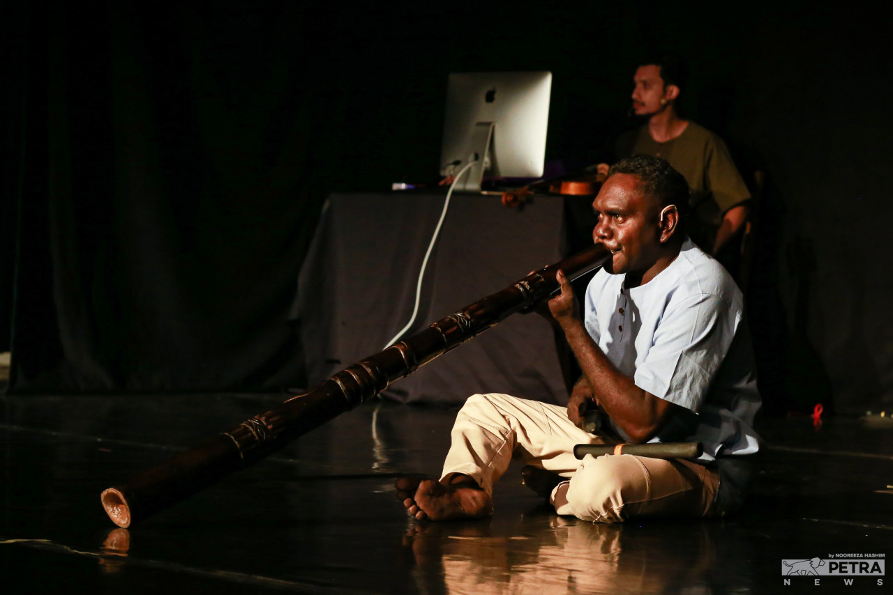 Daniel Wilfred performs the didgeridoo during the showcase. – The Vibes pic/Nooreeza Hashim