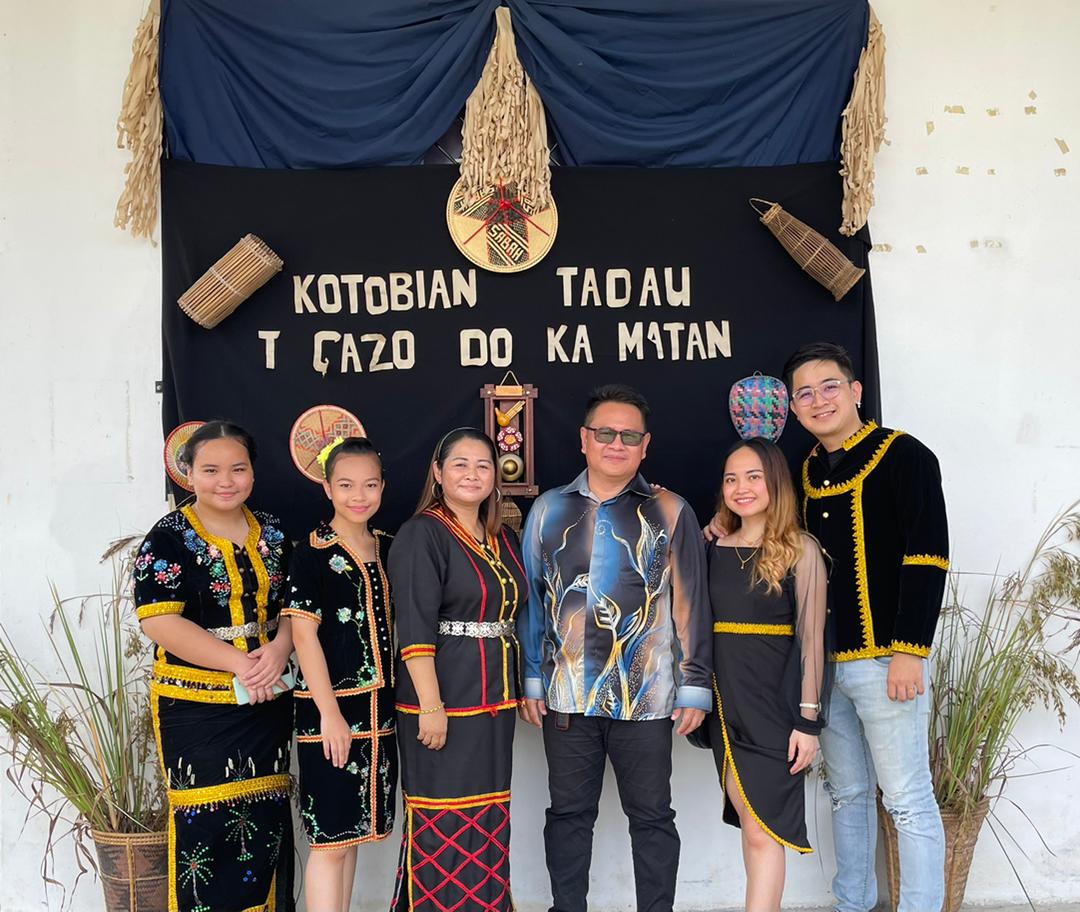 Livyria Jusmin (2nd from R) regrets not learning the language when she was young. – Pic courtesy of Livyria Jusmin
