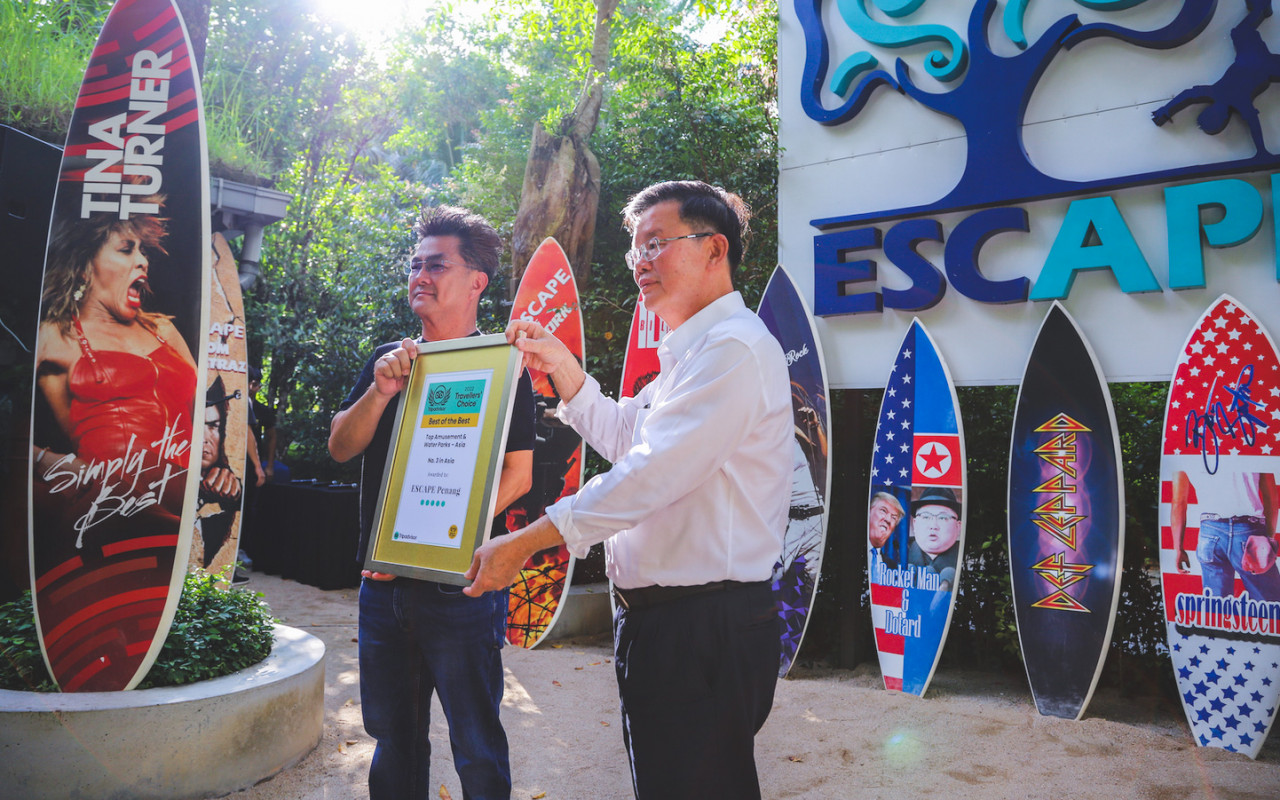 Presentation of Tripadvisor’s Travelers’ Choice Award by Chow Kon Yeow, Chief Minister of Penang to Datuk Sim Choo Kheng, Founder and Executive Chairman of Sim Leisure Group. – Pic courtesy of Escape Penang