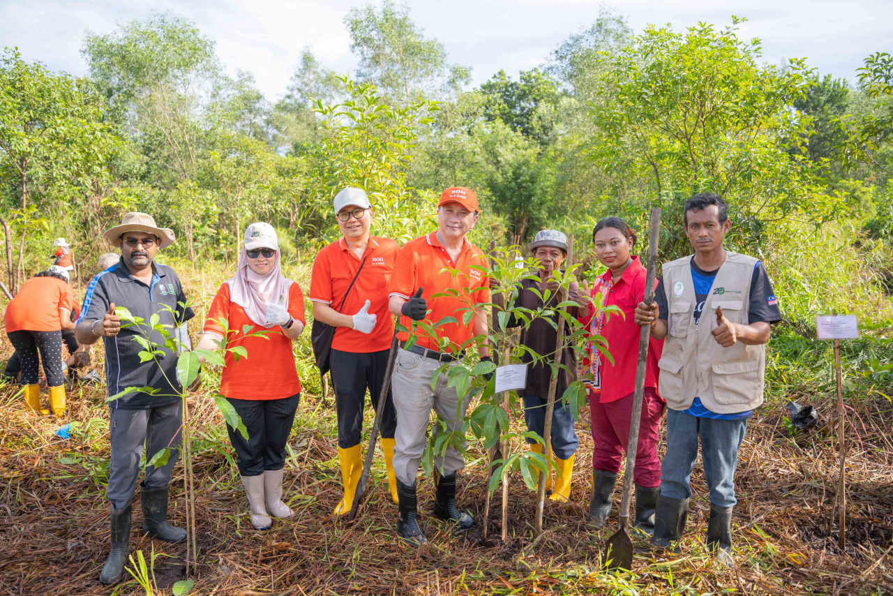 (4th from L) Jason Foo, CEO of BOH Plantations, with programme partners and BOH team members. – Pic courtesy of BOH Plantations