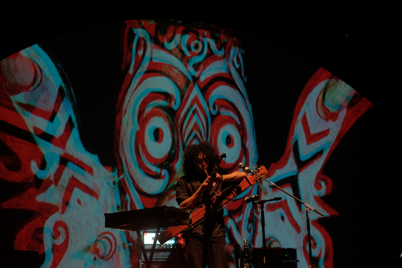 Experimental musician Juan Arminandi from Kalimantan, builds his own experimental intruments, seen here performing at ArtJog 2. – Pic courtesy Borneo Bengkel