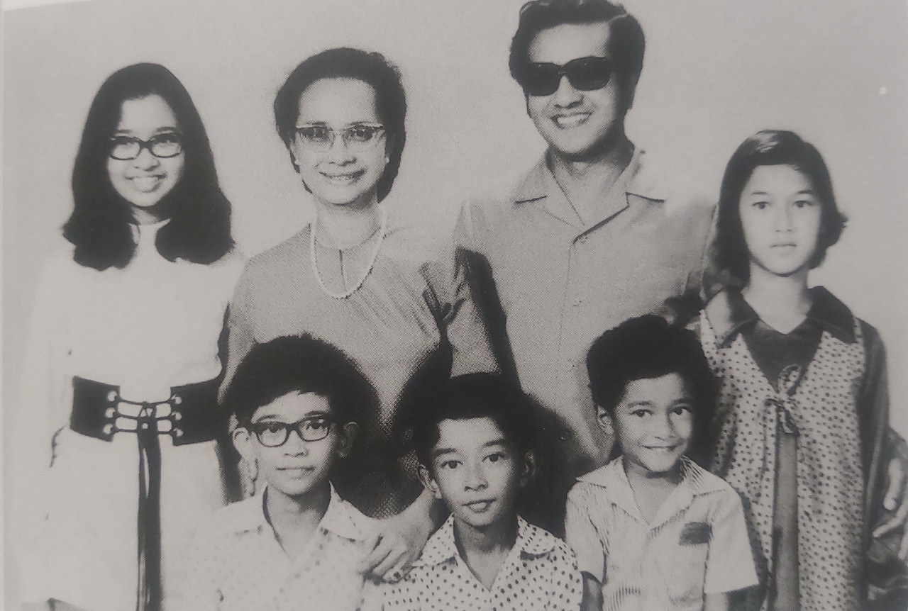 Family portrait, Pondok, Maharizan, Titi Gajah, circa 1969. Back row (L-R) Marina, Tun Siti Hasmah, Tun Dr Mahathir Mohamed, Melinda. Front row (L-R) Mirzan, Mokhzani, Mukriz. – Pic courtesy of Marina Mahathir