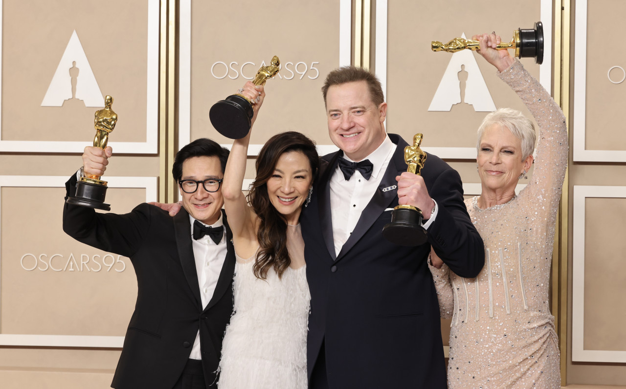 The winners of the acting Oscars: (L-R) Ke Huy Quan, Tan Sri Michelle Yeoh, Brendan Fraser, and Jamie Lee Curtis. – Twitter pic
