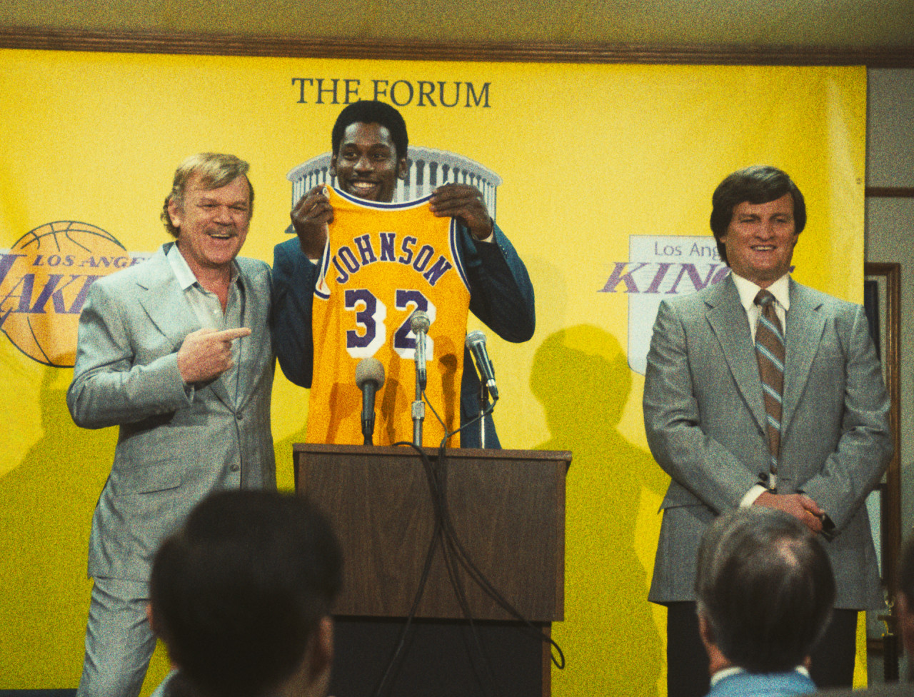 (L-R) John C Reilly as Dr Jerry Buss, Quincy Isaiah as Earvin 'Magic' Johnson and Jason Clarke as Jerry West. – Courtesy of WarnerMedia