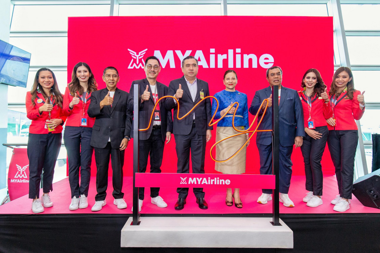 (From R to L) HE Miss Lada, Transport Minister Anthony Loke, MYAirline CEO Rayner Teo, Datuk Sri Azharuddin with MYAirline crew officiate the Double Takeoff event earlier today. – Pic courtesy of MYAirline