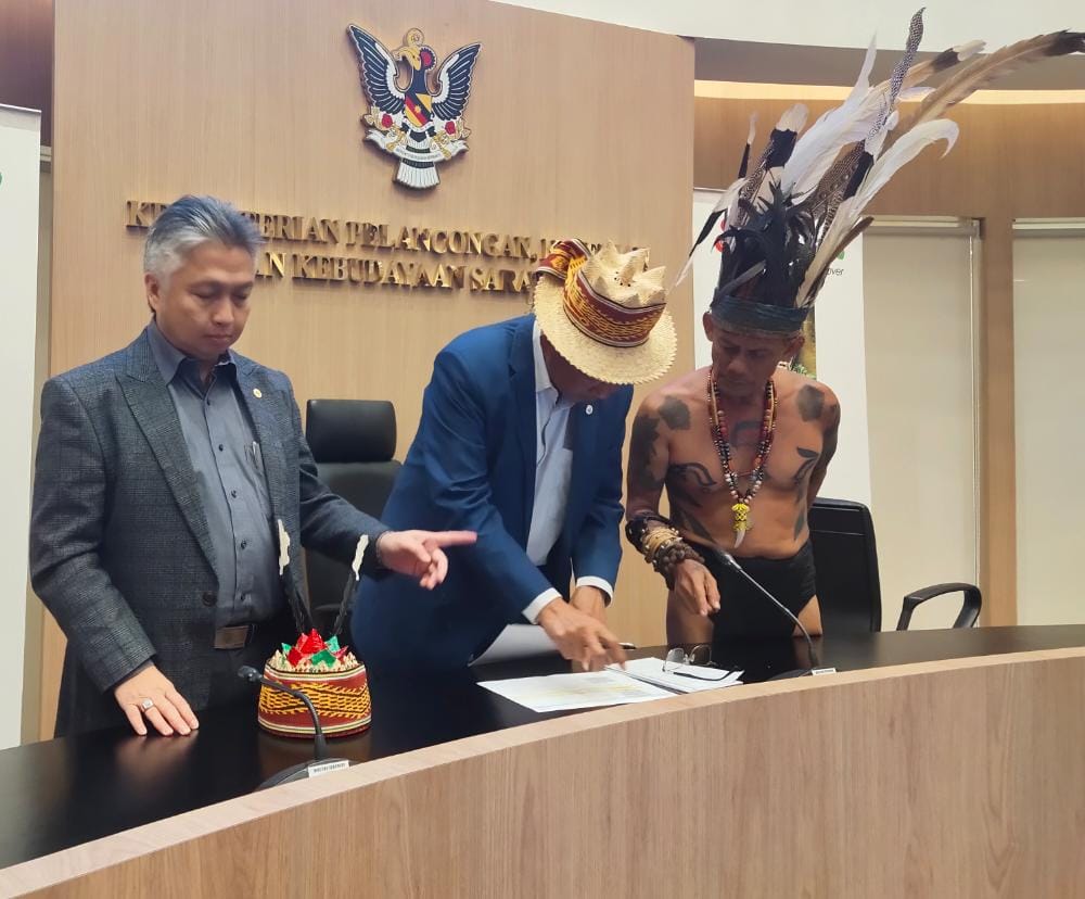 (L-R) Deputy Minister Datuk Snowdan Lawan, Sarawak, Tourism, Creative Industry, and Performing Arts Minister Datuk Seri Abdul Karim Rahman Hamzah and Peter John Jaban. – Pic courtesy Peter John Jaban