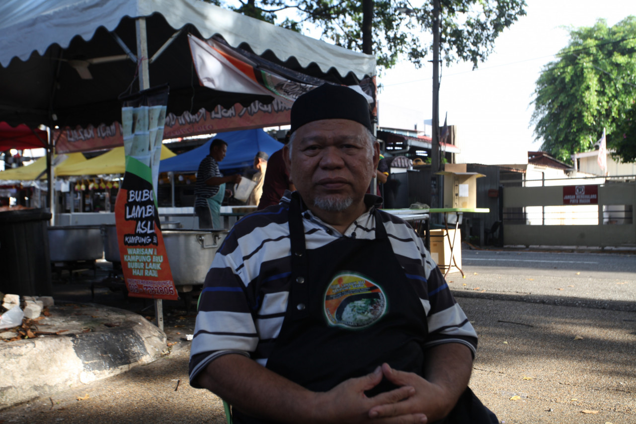 Haji Razali Amat Lori has been making bubur lambuk since 1982. – Norel Hashim pic
