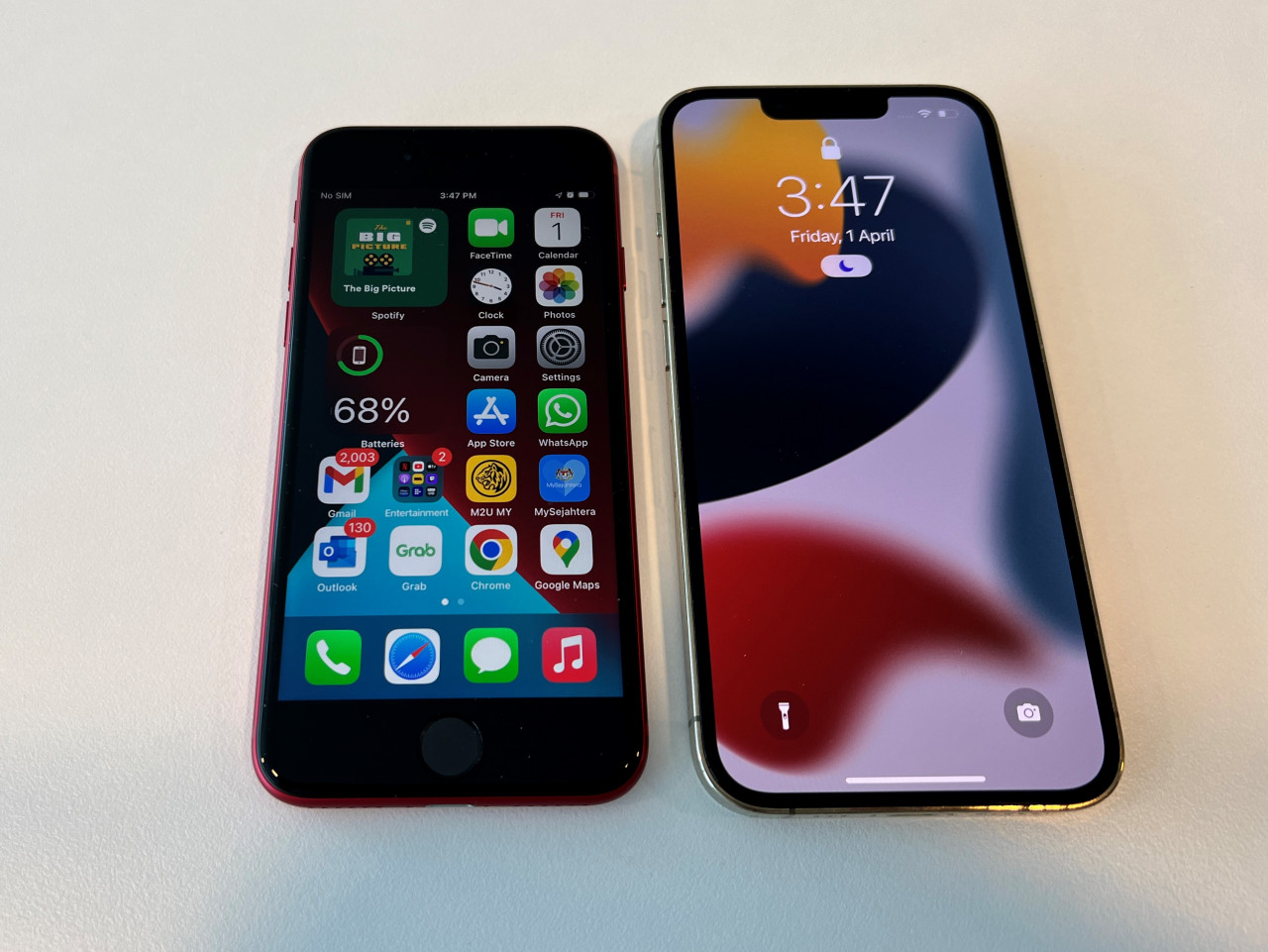 A screen size comparison between iPhone SE and iPhone 13 Pro. – Haikal Fernandez pic