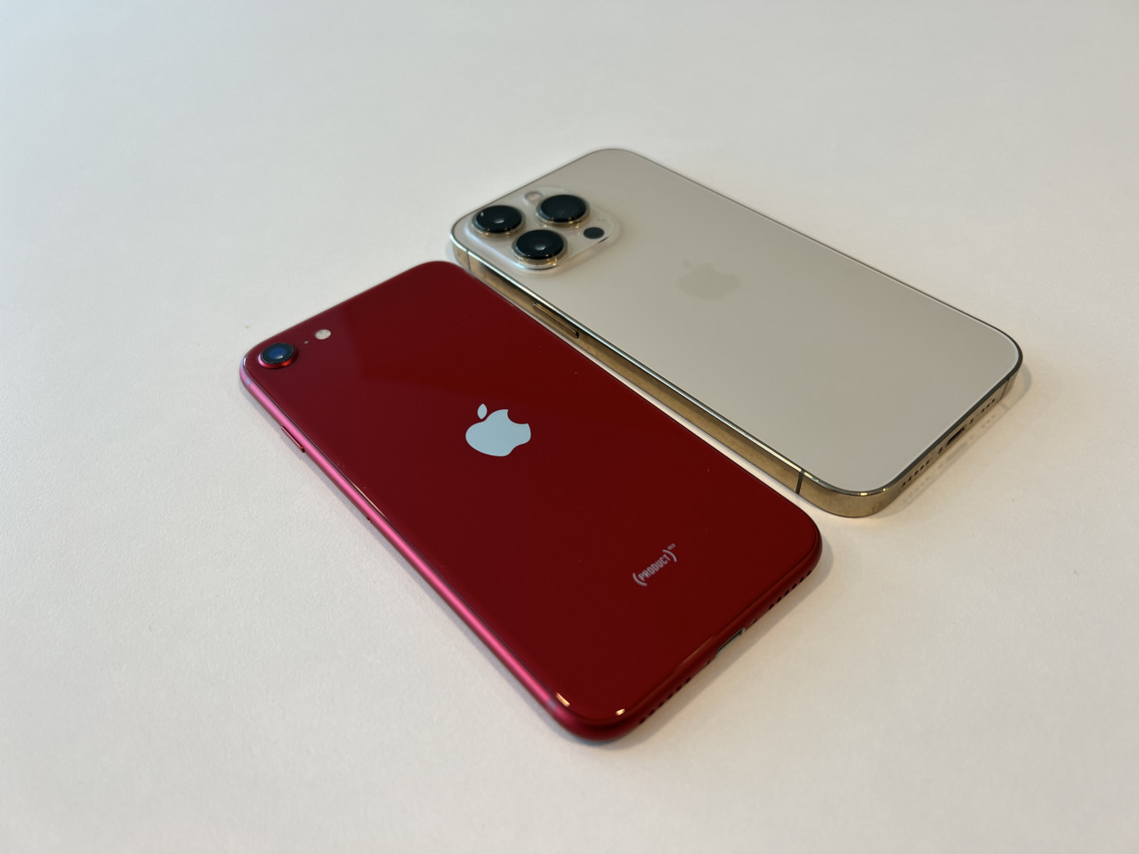 A size comparison between iPhone SE and iPhone 13 Pro. The SE has a single 12MP camera, compared to the Pro's three camera design. – Haikal Fernandez pic