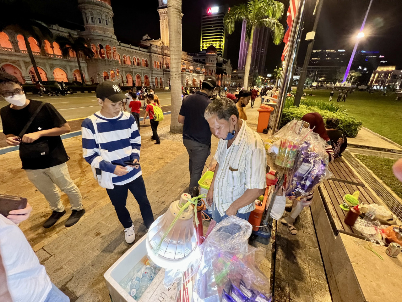 Vendor Samad Ali, 59, who sold drinks and snacks at the square for the past month noted that sales have been quite satisfactory. — The Vibes/Amalina Kamal