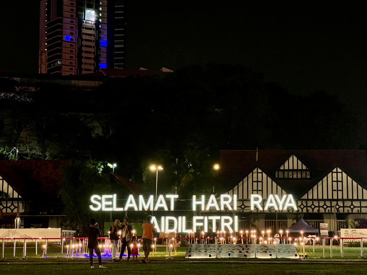 A ‘Selamat Hari Raya Aidilfitri’ neon lit signage seen at the middle of Dataran Merdeka. — The Vibes/Amalina Kamal