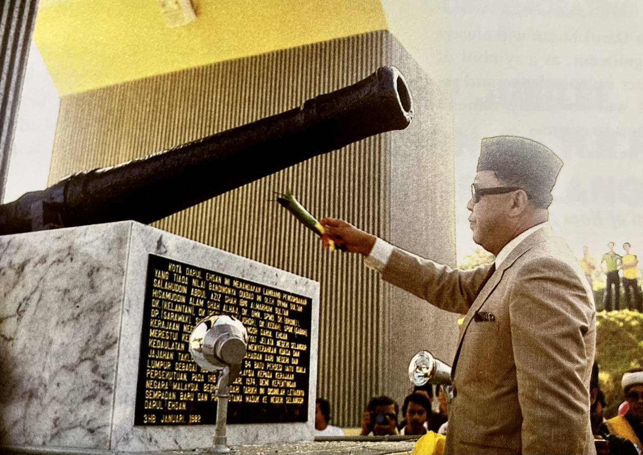 The late Sultan Salahuddin Abdul Aziz Shah seen performing the ‘menepung tawar’ ceremony on the Darul-Ehsan arch. — Pic taken from ‘The 25-year Reign of His Royal Highness on the Throne of Selangor Darul Ehsan (1960-1985)’