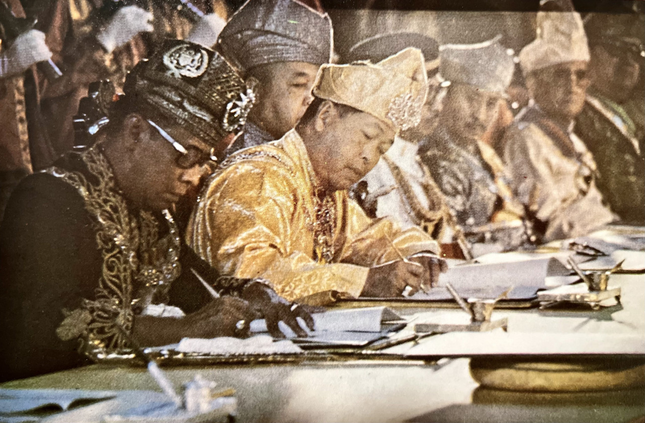 The signing of the Kuala Lumpur agreement to handover the city as a Federal Territory, witnessed by Their Royal Highnesses, the Sultans of the States of Malaysia on February 1 1974. — Pic taken from ‘The 25-year Reign of His Royal Highness on the Throne of Selangor Darul Ehsan (1960-1985)’.