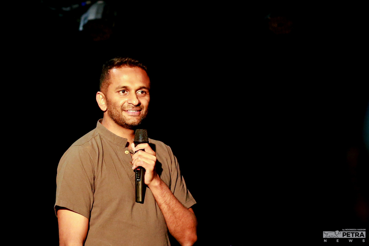 Kamal Thurairajah, the creative director of Re-Searching Gondwana, addresses the audience during the showcase. – The Vibes pic/Nooreeza Hashim