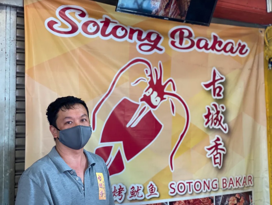 Jonker Street sotong bakar vendor Calvin Lim still retains hope that the new Melaka government will be able to alleviate the burden of the people. – ISABELLE LEONG/The Vibes pic, November 19, 2021