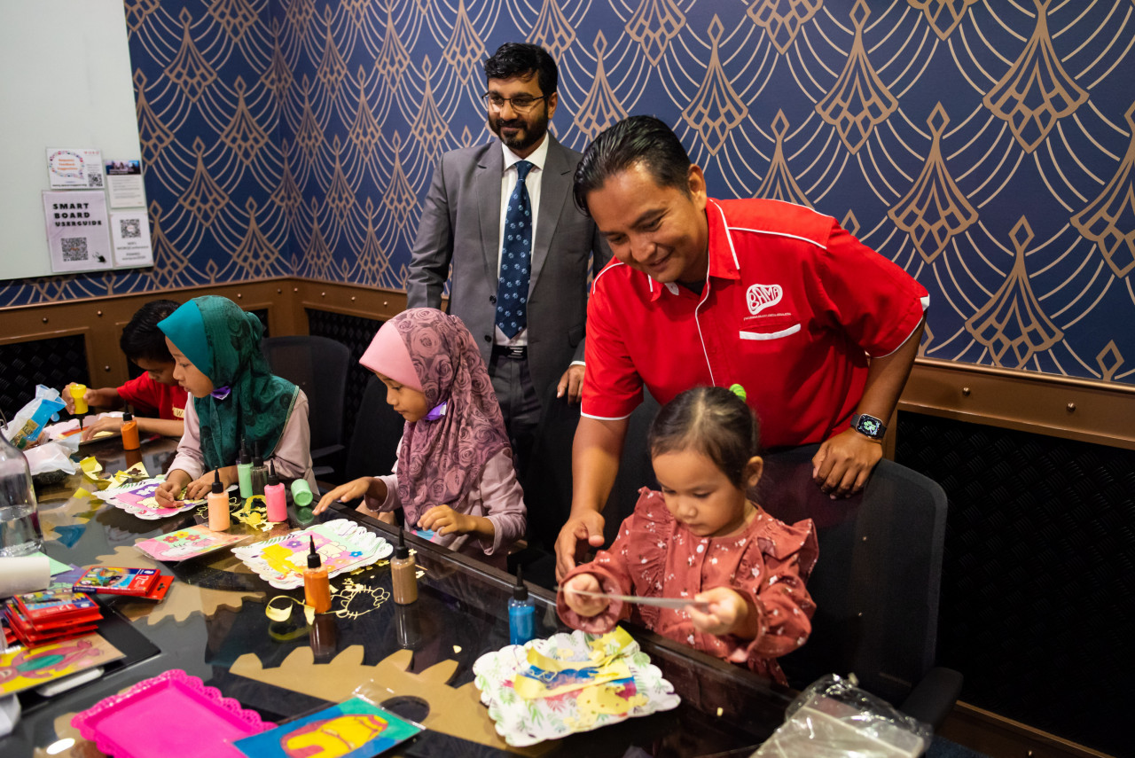 Mudzaffar Shah bin Ali and Dr Neerav Goyal interacts with the children of BAMAs members. – Ian McIntyre pic