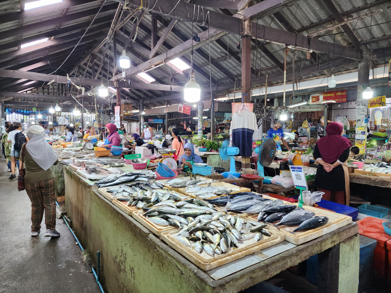 The Muslim fish market offers all kinds of fresh produce. – Pic by Shah Shamshiri