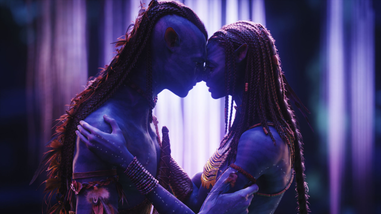 Jake Sully and Neytiri share an intimate moment. – Pic courtesy of Disney