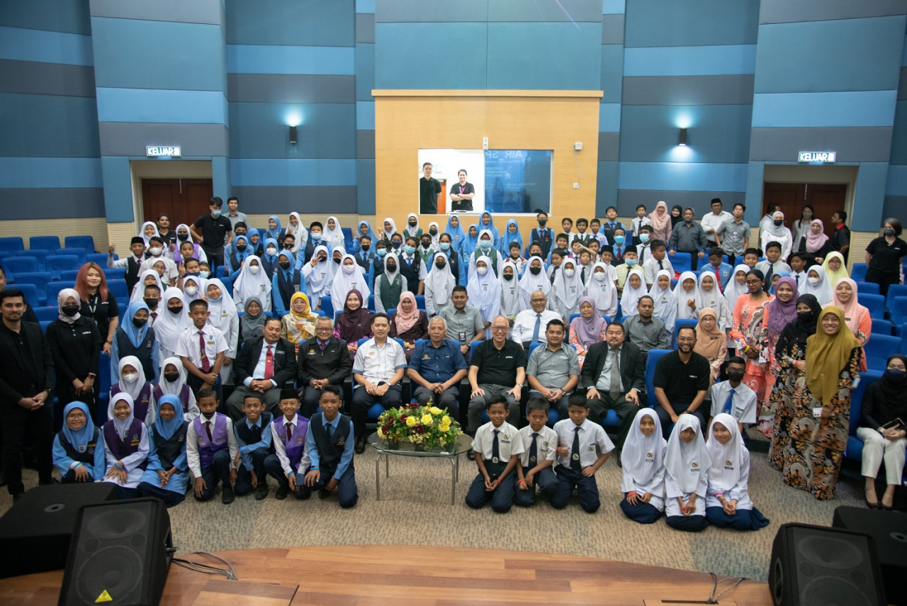 Students from four primary schools in the Banting area participated in the AIR_SPACE Corporate Social Responsibility for Children Programme organised by Airbus together with the Ministry of Education (MOE), Ministry of Science, Technology and Innovation (Mosti), Yayasan Didik Negara (YDN) and the Malaysian Space Agency (Mysa). – Pic courtesy of Airbus