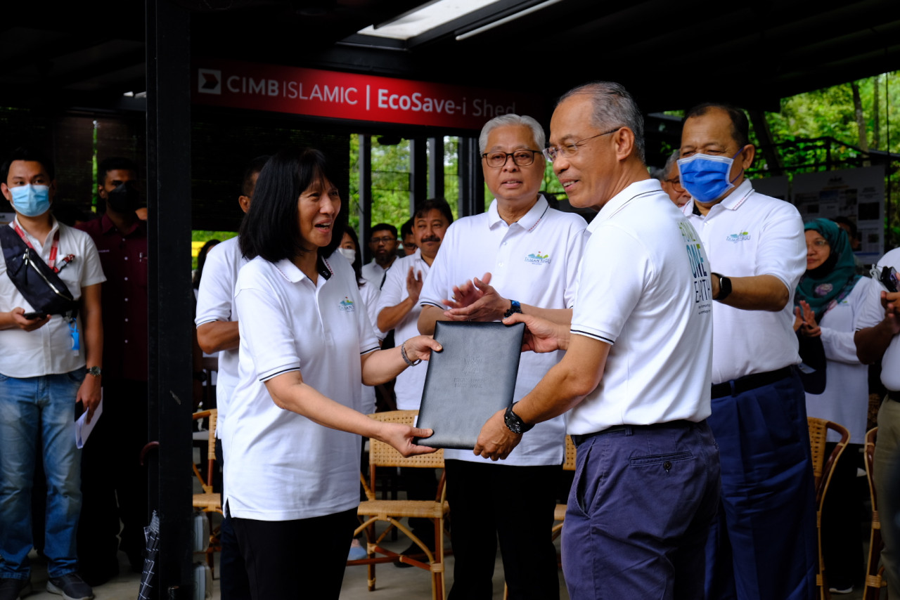 Ismail Sabri witnessed the handover of the Taman Tugu land agreement from DBKL to Awan, between KL Mayor Datuk Seri Hj Mahadi Che Ngah (R) and Awan Trustee Tan Sri Zarinah Anwar. – Pic courtesy of Khazanah 
