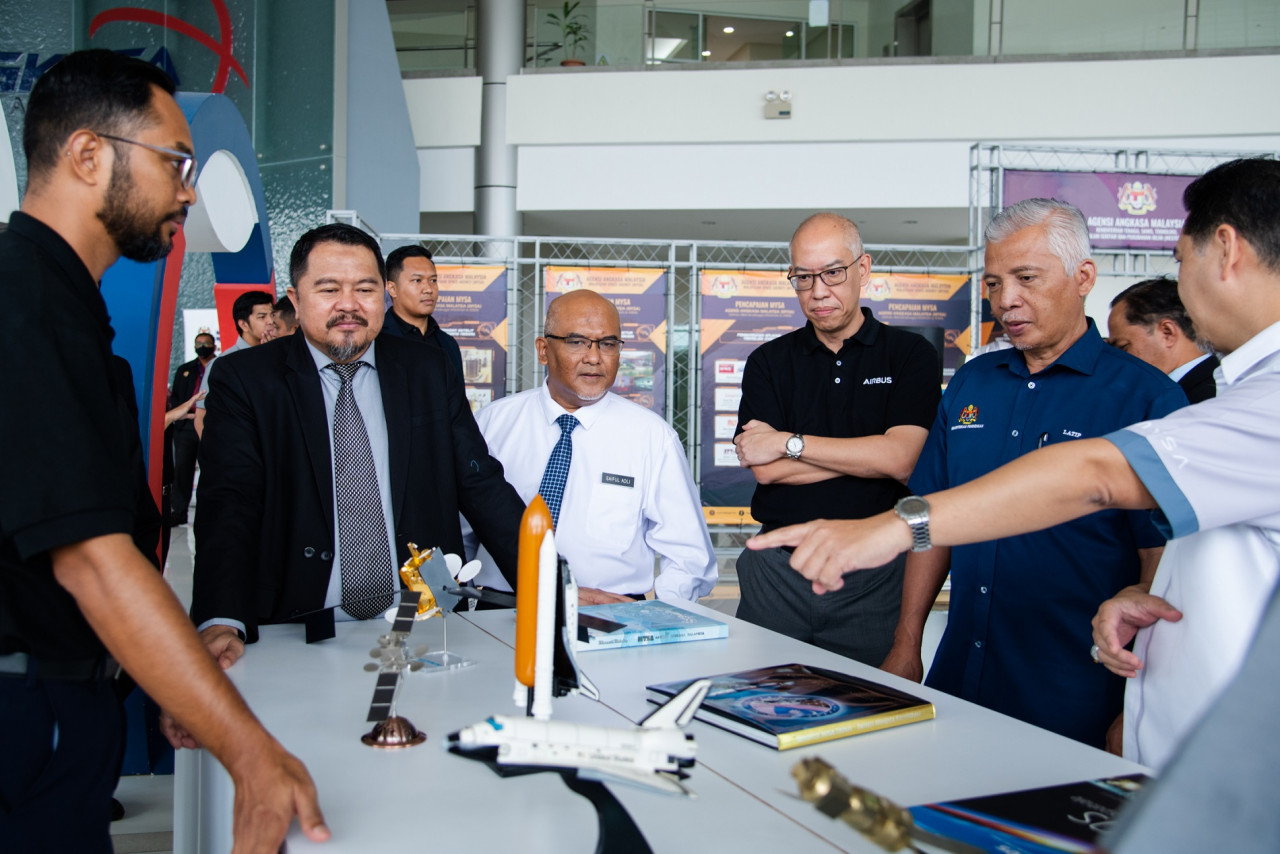 Haji Azlikamil Napiah, Director General of Mysa (extreme right) sharing on work done at Mysa’s Assembly, Integration and Testing (AIT) Facility in Banting, Selangor. – Pic courtesy of Airbus