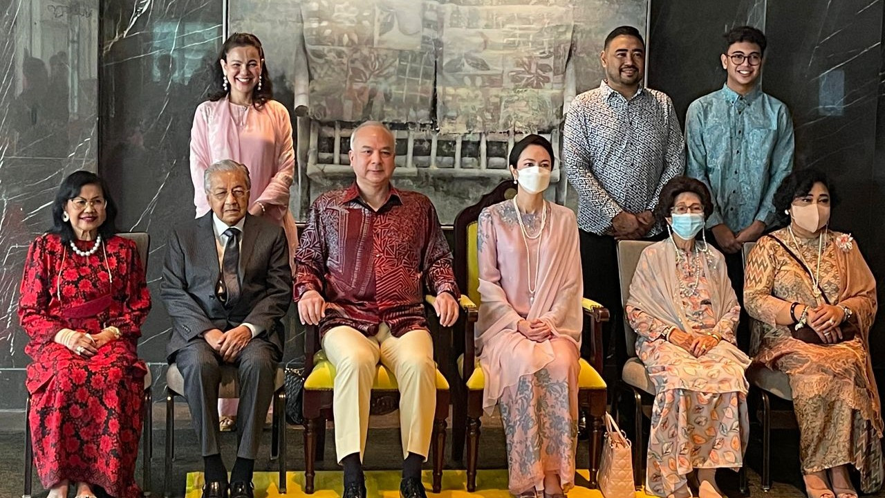 Rafidah Aziz (L) seated with Dr Mahathir, Sultan Nazrin, Tuanku Zara Salim, and Dr Siti Hasmah at the launch event. – The Vibes pic/Kalash Nanda Kumar