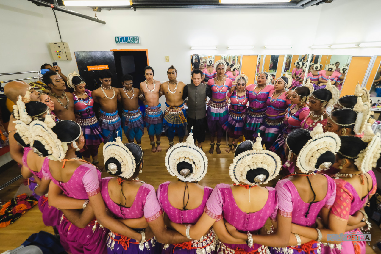 Ramli Ibrahim in prayer with his students backstage. – The Vibes pic/Abdul Razak Latif