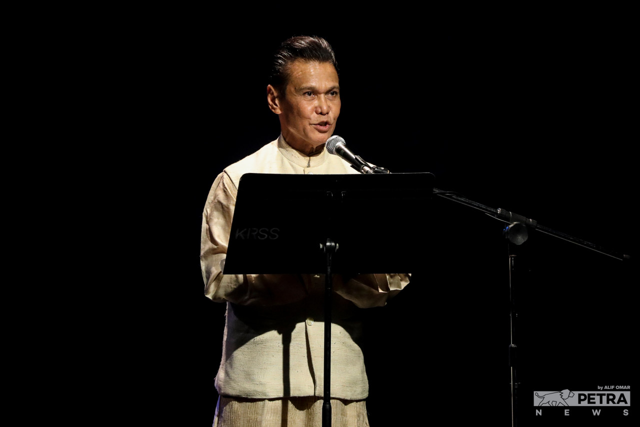 Ramli Ibrahim perensts his opening address before the performance of Bouquet of Love. – The Vibes pic/Alif Omar