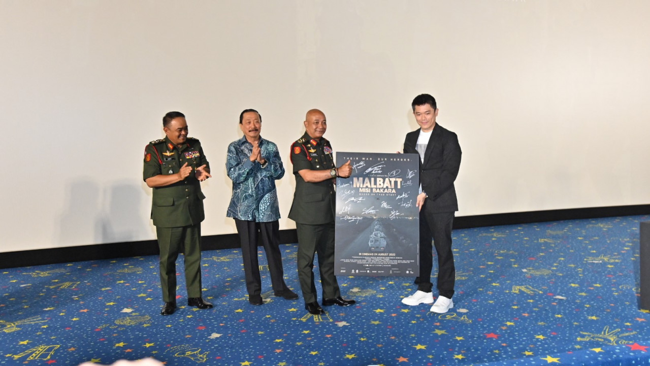(From L-R) Lieutenant General Datuk Muhammad Hafizuddeain bin Jantan, deputy commander of the Army; Tan Sri Vincent Tan Chee Yioun, founder and advisor of Berjaya Corporation; army chief General Datuk Seri Mohammad Ab Rahman; and Adrian Teh, director of Malbatt: Miki Bakara and Chief Executive Officer of Act 2 Pictures. – Pic courtesy of GSC